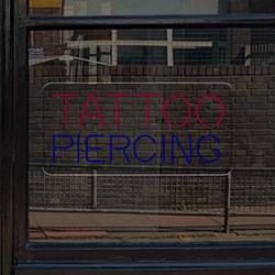 Bild von Neon "Tattoo Piercing"